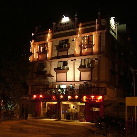 Hotel Riverfront Ахмедабад Екстериор снимка