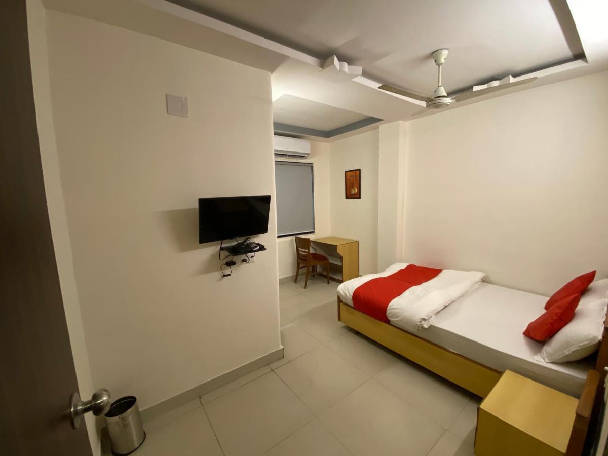Hotel Riverfront Ахмедабад Екстериор снимка