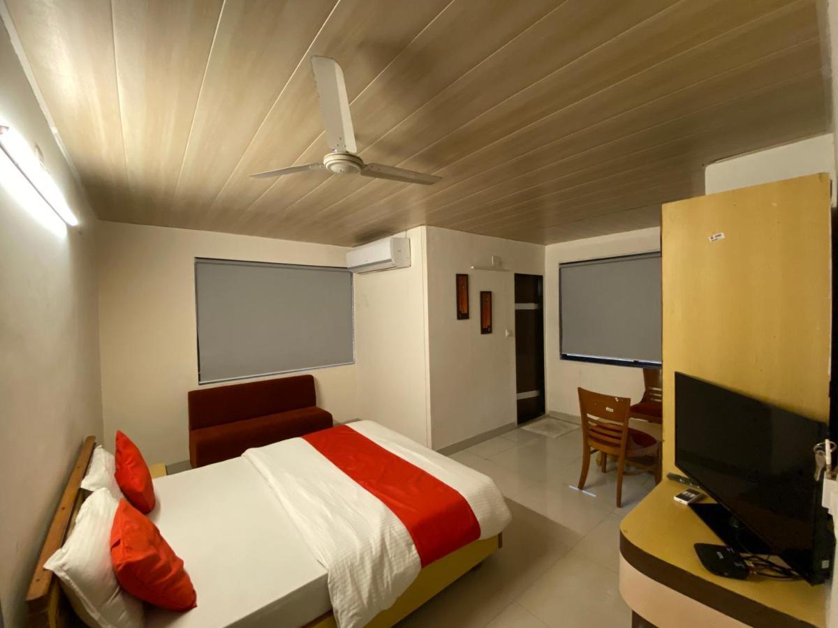 Hotel Riverfront Ахмедабад Екстериор снимка