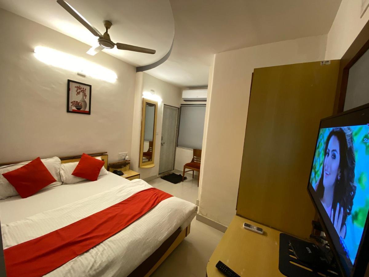 Hotel Riverfront Ахмедабад Екстериор снимка