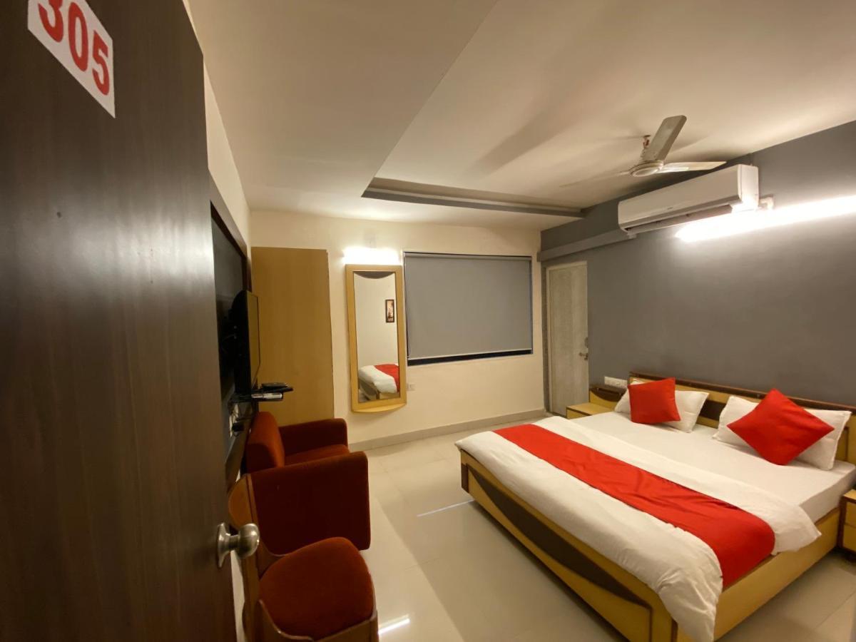 Hotel Riverfront Ахмедабад Екстериор снимка