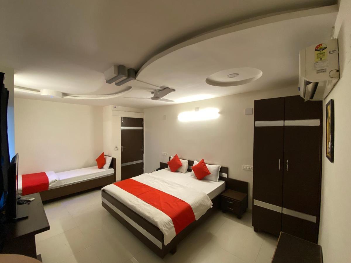 Hotel Riverfront Ахмедабад Стая снимка