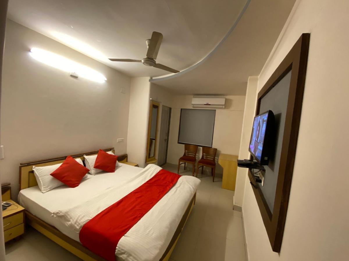 Hotel Riverfront Ахмедабад Екстериор снимка