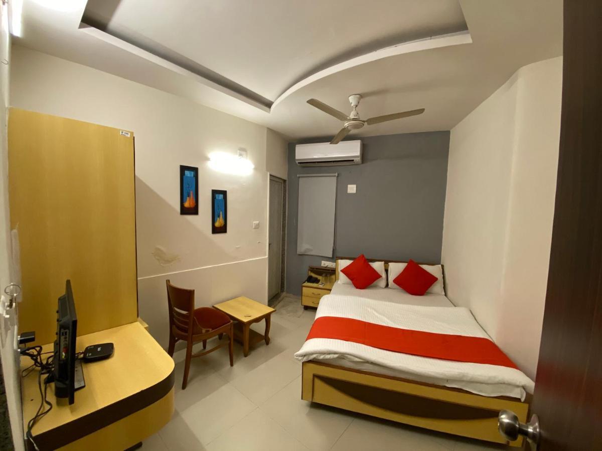 Hotel Riverfront Ахмедабад Екстериор снимка