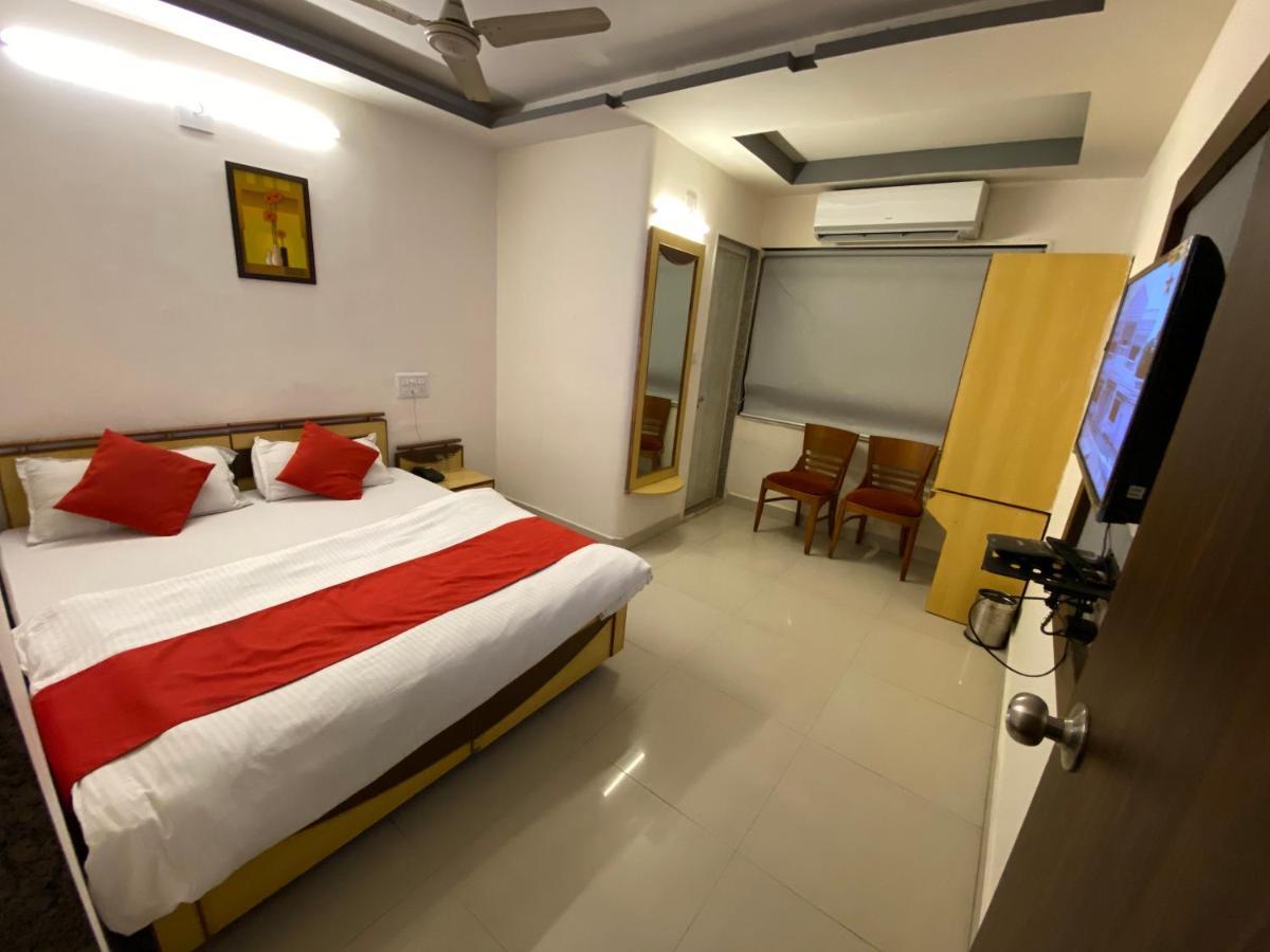 Hotel Riverfront Ахмедабад Екстериор снимка